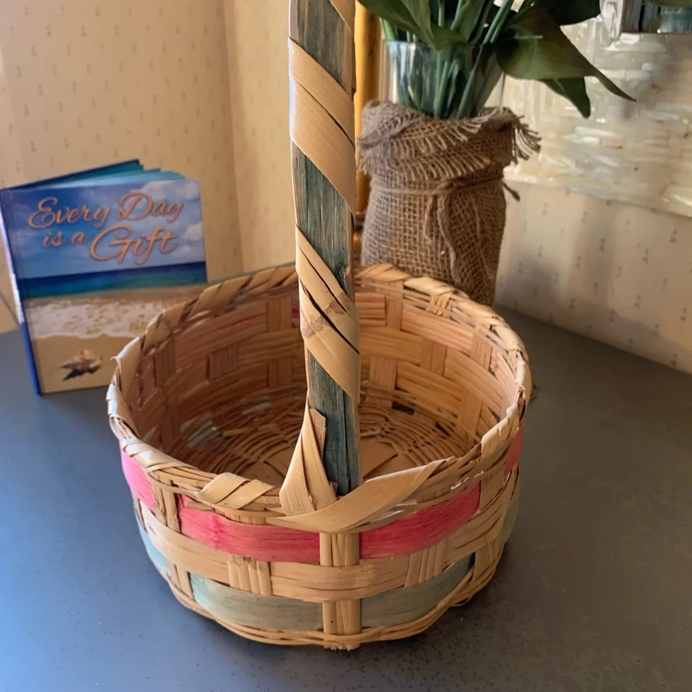 Easter Basket VINTAGE condition 1950’s Large, HAND WOVEN MEXICAN WICKER, clean. - Picture 5 of 10
